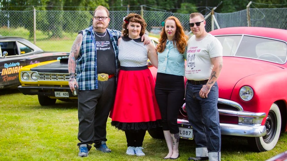 Pierre Lewenhagen, Lina Johansson, Jessica Lindholm och Anders Andersson samlas framför sällskapets Ford anno 1950.