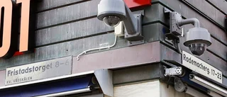 Efter misshandeln – polisen sätter sitt hopp till övervakningskamerorna på torget