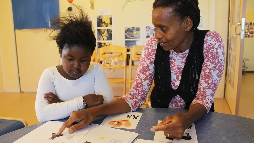 Agnes Ringia Wallin, förskollärare på Sjögårdens förskola, försöker prata swahili med femåriga Ellicia Kamau så ofta som möjligt. Agnes kommer från Tanzania och Ellicia från Kenya. Agnes arbetade som geografi- och swahililärare i Tanzania innan hon kom till Sverige.