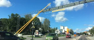 Tågbom fastnade i vägskylt över järnväg