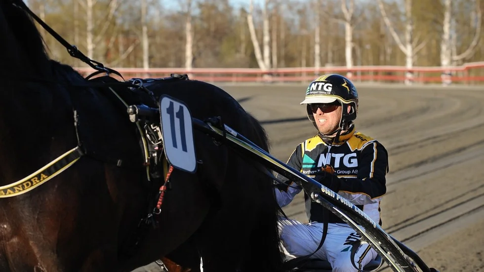 Travtränaren Petter Lundberg från Boden har bestämt sig för att flytta sin tränarverksamhet till Sundbyholmstravet. Redan nästa vecka kör han sina första lopp i Eskilstuna och han ska driva verksamheten på Berga gård som tidigare ägdes av Håkan "Hockey" Eriksson.