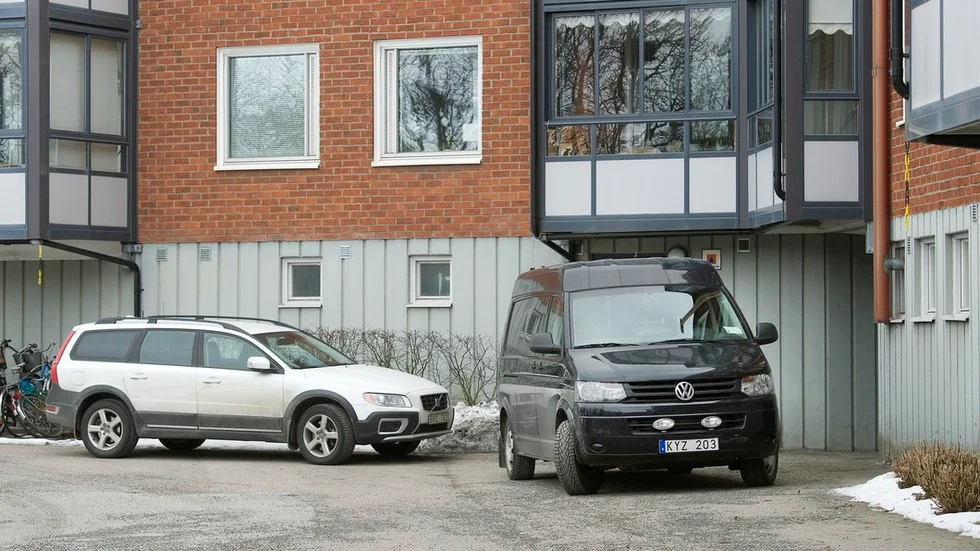 Polisens tekniker var på plats för att undersöka brottsplasten på torsdagen.