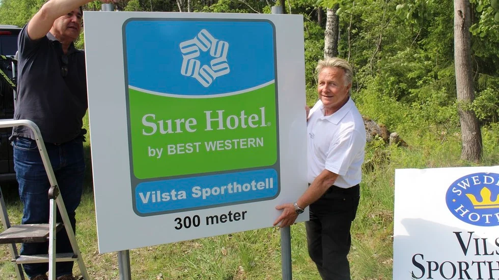 Den 17 maj fick Göran Pettersson skylten på plats som visar att Vilsta Sporthotell numera är ett Sure Hotel. Skylten monterades av Håkan Larsson från Reproconsult.