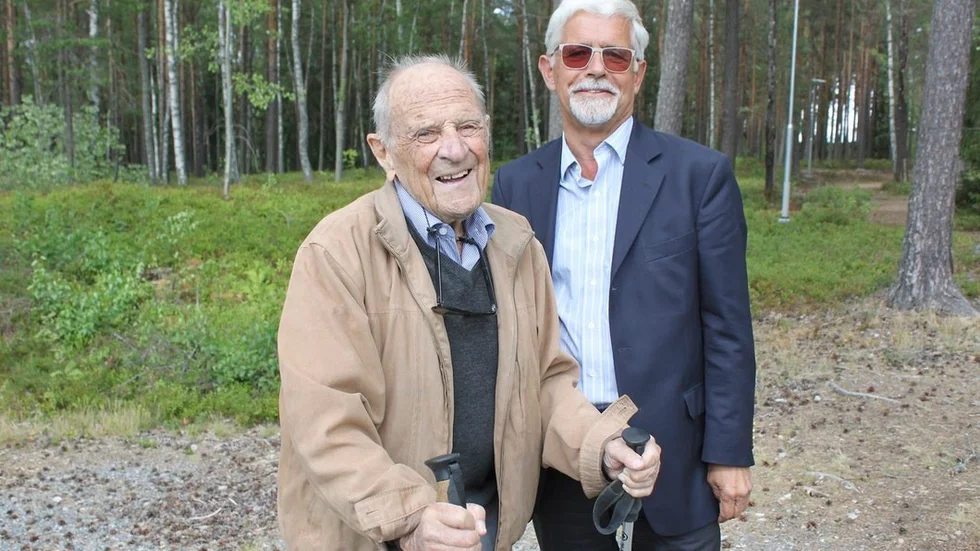 Rune Haraldsson, 100 år, som också kallas för "världens äldsta orienterare", firades i Malmköping under den gångna helgen.