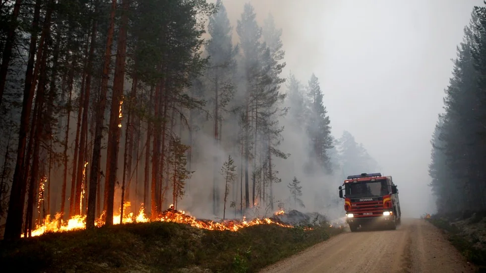 Insändarskribenten ifrågasätter den dåliga lön som brandmän i beredskap har.
