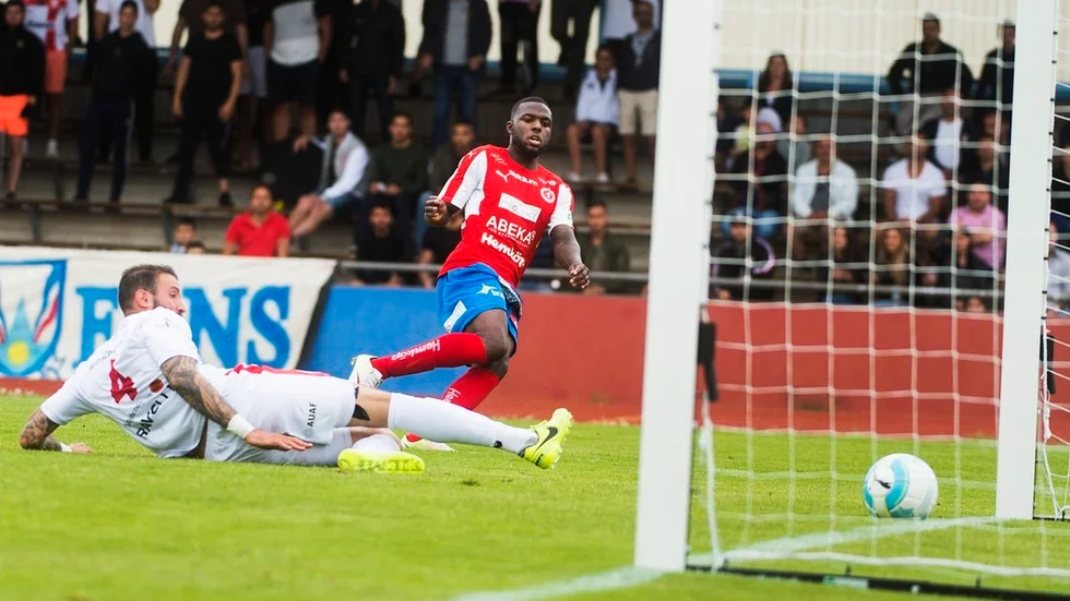 Christian Kouakou rullar kyligt in 3-1-målet mot Assyriska.