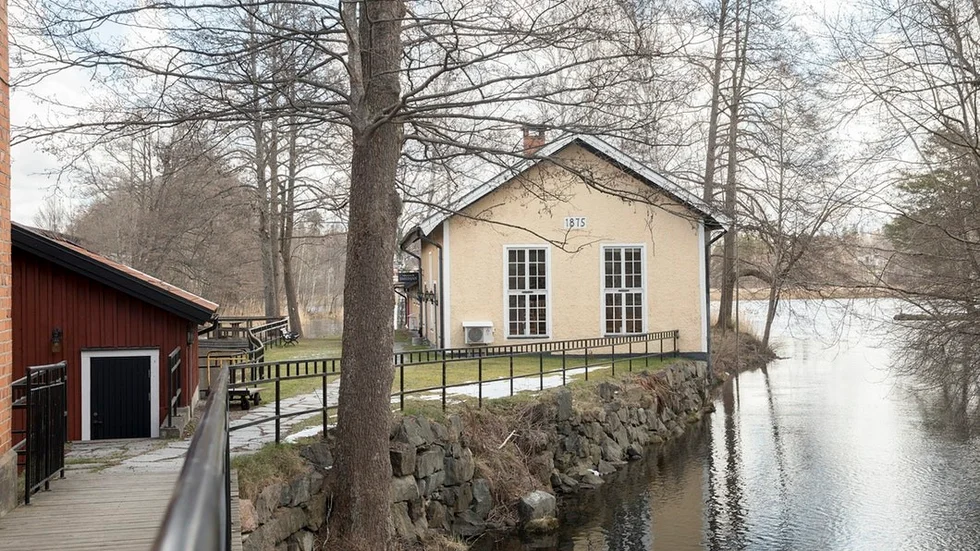 Festlokalen Smedjan ligger på en liten ö. Staketet går från grinden fram till byggnaden.