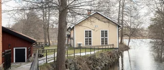 Man satt fast efter fall i vattnet