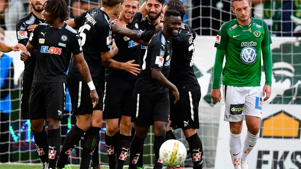 Förre AFC-kaptenen och Eskilstunakillen Filip Rogic återfinns som bekant i torsdagens motståndarlag Örebro. Här klappas han om efter ett mål borta mot Jönköping tidigare i år.