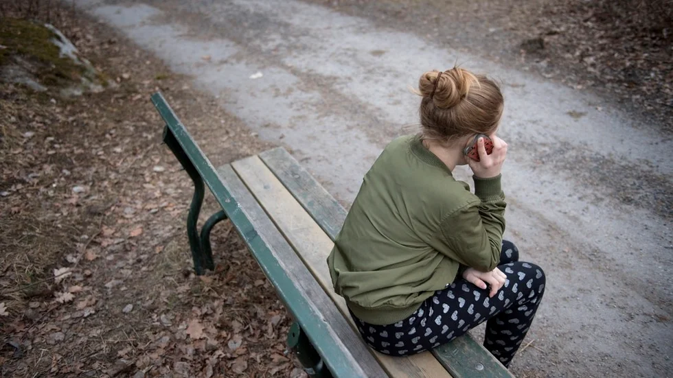 Klipp av navelsträngen och låt barnen växa även utanför hemmet, skriver signaturen "Bara en tanke".