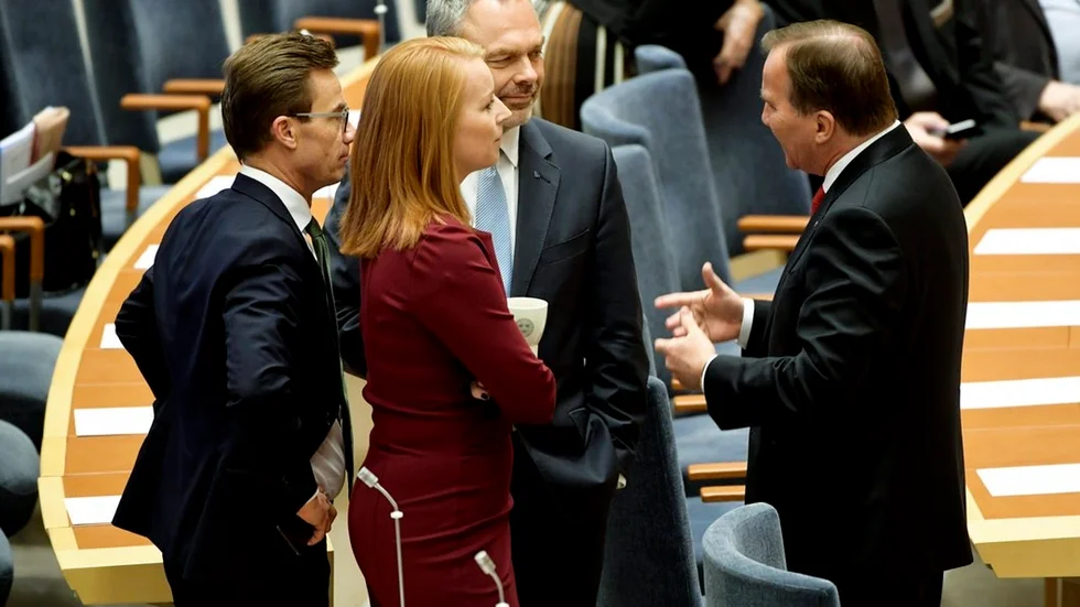 Mycket att tala om, men det går lättare om man undviker de gamla hjulspåren. Ulf Kristersson (M), Annie Lööf (C), Jan Björklund (L) och Stefan Löfven (S) i kammarsalen i riksdagen.