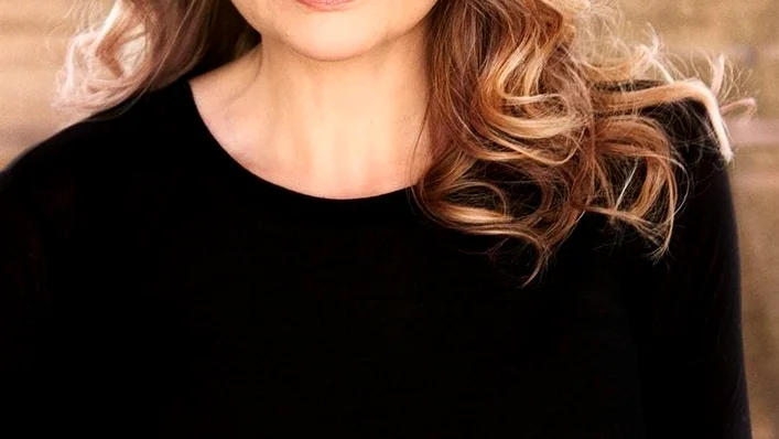 Moa Herngren har skrivit romanen "Tjockdrottningen" som handlar om den gravt feta Annie och hennes resa genom realitysåpan "Du är vad du väger".