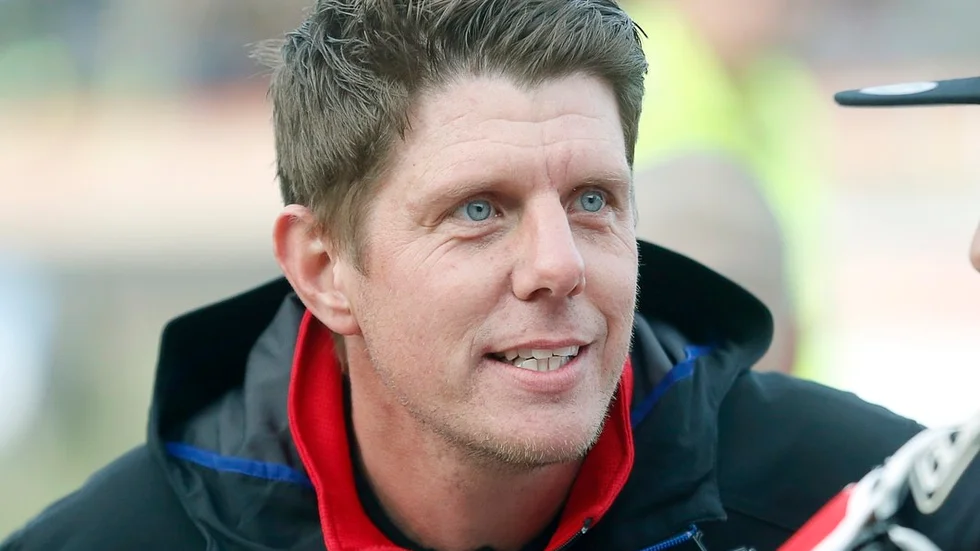 Jerker Eriksson blickar bestämt mot slutspel och inte neråt i tabellen inför de tre sista, spännande elitserieomgångarna. Lagledarens närmaste uppgift: Lotsa Smederna till hemmaseger mot Lejonen.