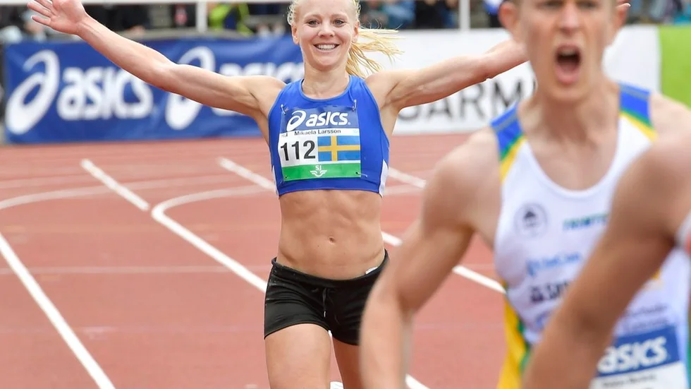 Mikaela Larsson när hon sprang i mål som vinnare i Stockholm Marathon. Foto: Jonas Ekströmer/TT