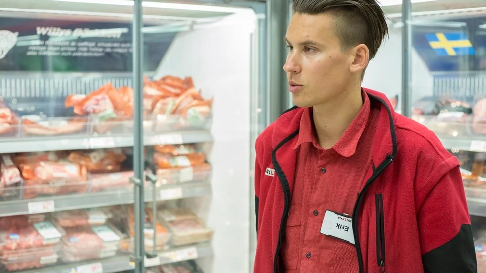Erik Johansson är tillförordnad butikschef på Willys i Katrineholm. "Vi kommer att lyfta fram svenskt kött framöver. Vi vet att bönderna har det svårt. Om de inte kan vara produktiva finns det ju till slut ingen mat alls", säger Erik Johansson.