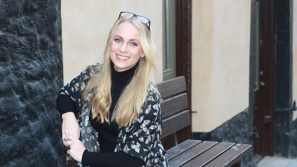 "Någon sa till mig att man ska skriva inom den genren man själv läser. Jag har bara läst en deckare en gång, annars läser jag nästan bara böcker inom romance och feel good." säger Elin Ahlström som ger ut sin första bok.