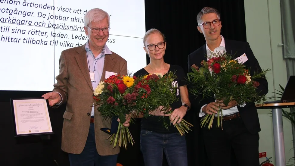 Föreningen Sörmlandsledens kassör Rolf Zetterström tillsammans med Karin Sundby och Emre Gürler.
