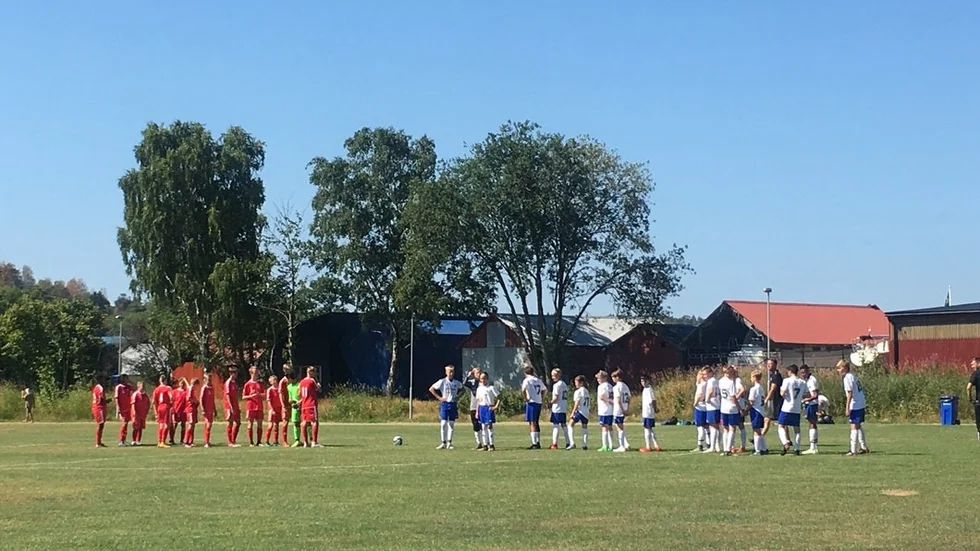 IFK Nyköping P14 kom till Gothia Cup med två lag. Båda gjorde sin första match under måndagen. – Det har fungerat jättebra, allt ifrån domare till mat och boende, säger huvudtränare Andreas Andersson om logistiken kring jätteturneringen.