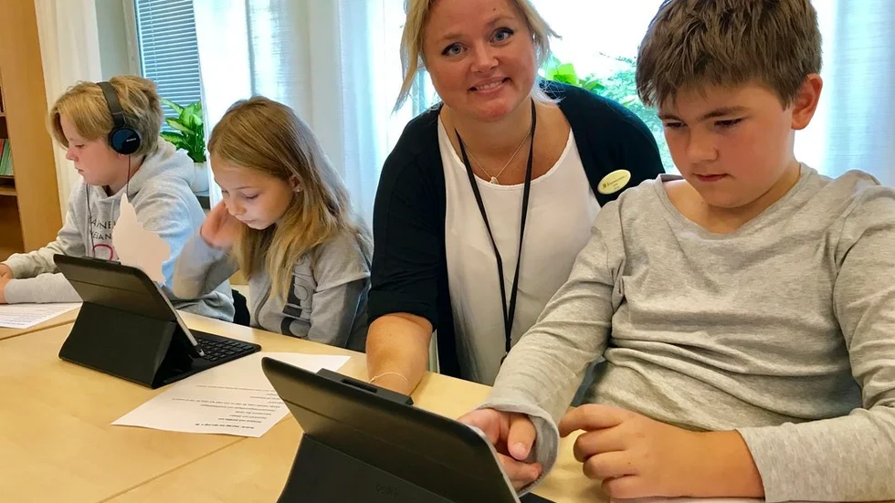 I Sofia Norén Berglunds undervisning av Viggo Hultin, Natalie Skenström och Peter Lampa och de andra i klass 4d funkar dataspelet Minecraft som stöd för att lära bråk, en läxa kan bestå av att se ett Youtube-klipp och en redovisning kan bli en film.