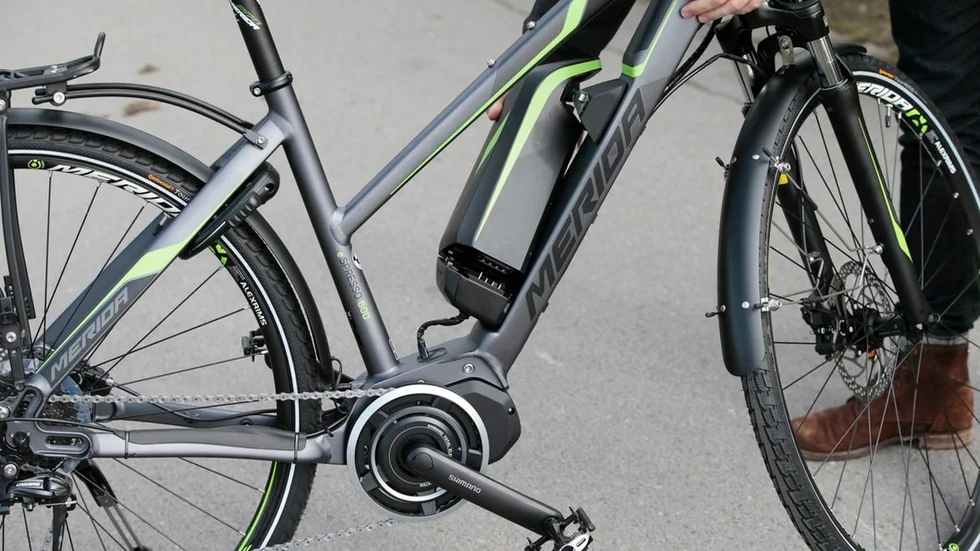 Elcykeln, som inte alls är lika jobbig som en traditionell cykel att ta sig fram på, blir allt populärare.
