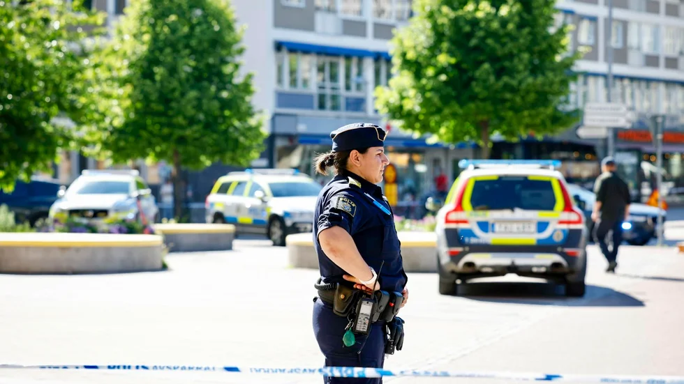 Två män har skadats allvarligt vid ett knivdåd i centrala Västerås.