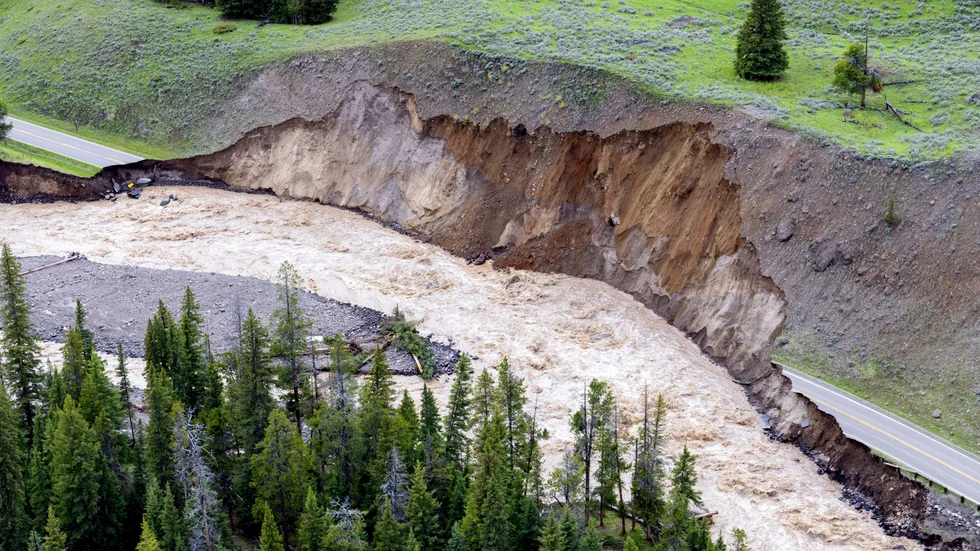 En väg i norra delen av Yellowstone har helt förstörts i vattenmassorna.
