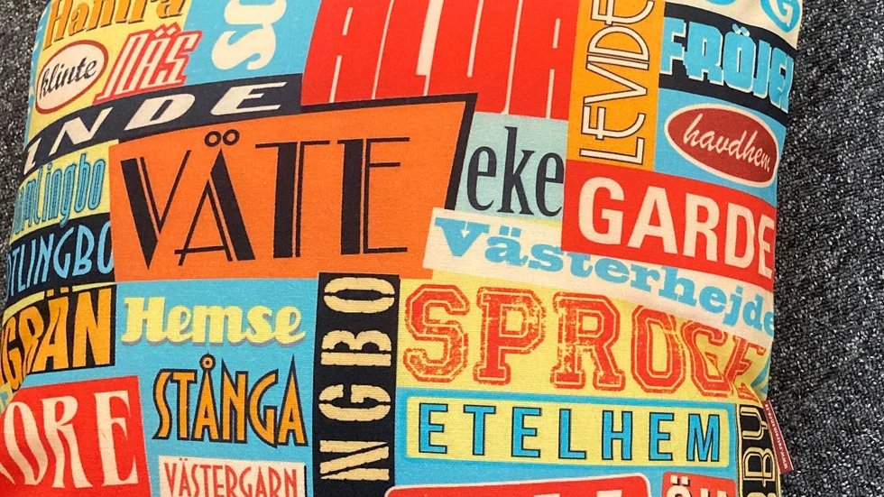 Gotländska sockennamn är en del av vårt kulturarv och socknen är en viktig positionsbestämmare. Här alla socknar i design från Väte (Retromance).
