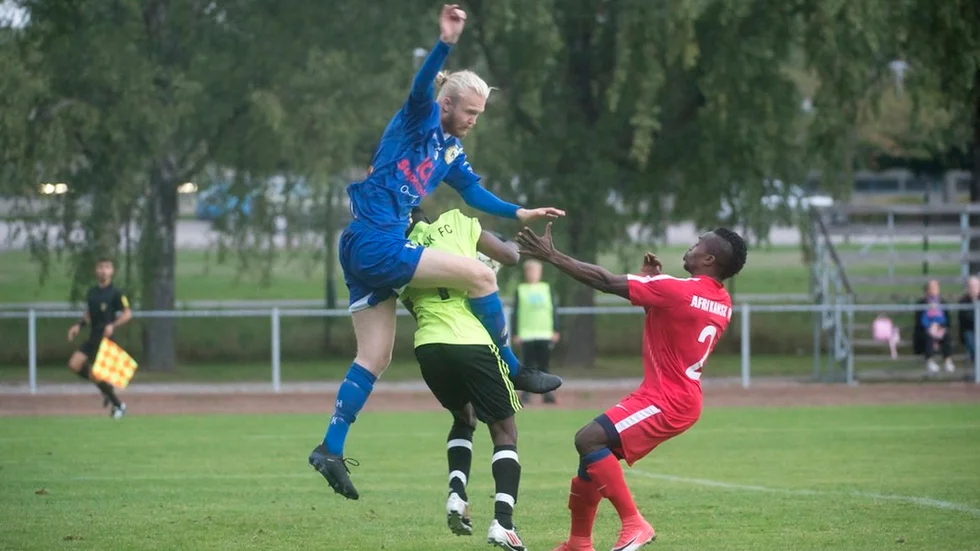 Marcus Björklund byter Hargs blåa matchtröja till en med Trosa Vagnhärads SK:s emblem till nästa säsong.