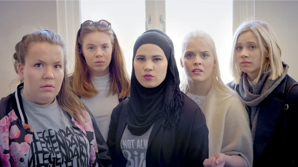 Sana, i mitten, blir säsong fyras huvudperson i norska "Skam." Pressbild.