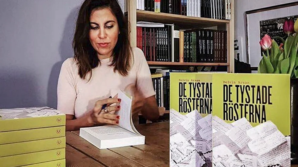 Delvin Arsan vid en tidigare signering för "De tystade rösterna" som är utgiven på Carlsson bokförlag.
