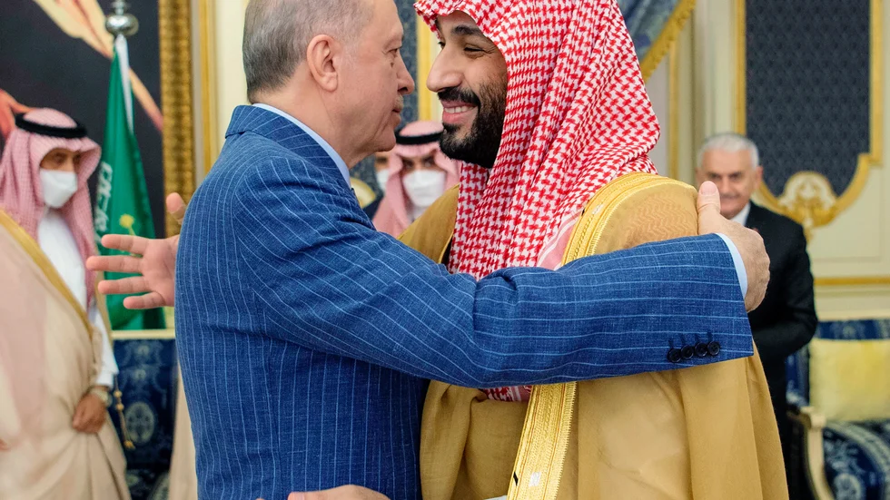 Turkiets president Recep Tayyip Erdogan omfamnar Saudiarabiens kronprins Mohammed bin Salman när de träffades i Jidda i slutet av april. Arkivbild.
