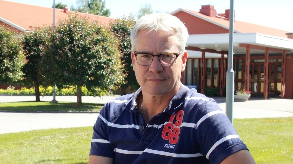 Socialnämndens ordförande Robert Skoglund (S), här vid Humlegården, kan med lättnad konstatera att personalsituationen inom det särskilda äldreboendet och inom funktionshinderomsorgen nu har löst sig över sommarmånaderna.