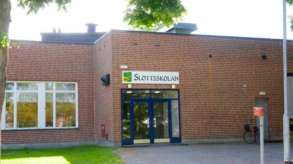 Till sommaren erbjuds fler feriearbeten för ungdomar födda 2000 och 2001. Bland annat ska Slottsskolan tömmas.