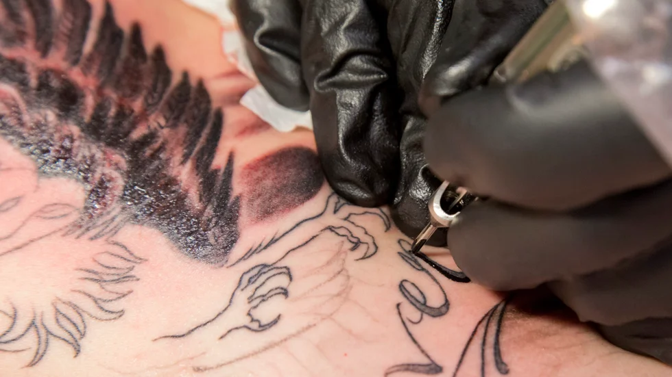 Ekobrottsmyndigheten har i veckan genomfört ett större tillslag riktad mot tatuerarbranschen i Norrbotten som bedöms ha koppling till grov organiserad brottslighet. Personerna på bilden har ingenting med texten att göra.