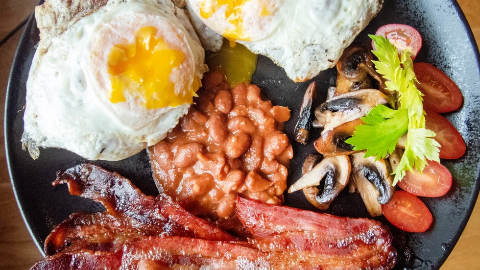 Författaren Nikki May från Nigeria blev sugen på maten som beskrevs av Enid Blyton i Fem-böckerna när hon var sju år gammal. Kanske en brittisk frukost?