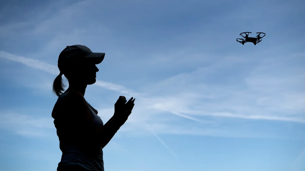 För att få flyga drönare som väger 250 gram eller mer krävs sedan 2021 drönarkort. Men hittills har bara en minoritet av dem som använder drönare skaffat det. Arkivbild.
