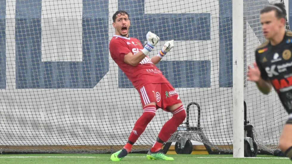Skellefteå FF, och målvakten Riccardo Brugnoni, har anledning att jubla. Till våren får FF spela DM-final efter att Täfteå IK lämnat walk over i semifinalen.