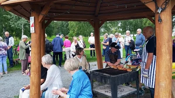Ett sextiotal medlemmar kom för att njuta av grillat, samvaro samt underhållning.