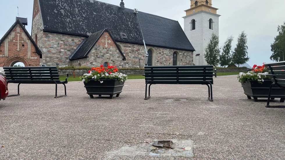 En av belysningspollarna på Kyrktorget i Gammelstad har stått påkörd och inplastad en längre tid. Nu är den borttagen och frågan är om den någonsin kommer tillbaka.