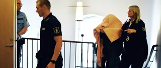 Bolidenkvinnans bestämda besked i rätten: "Förnekar brott" • Åklagarens avslöjar ny bevisning • Advokaten om tuffa tiden i häktet