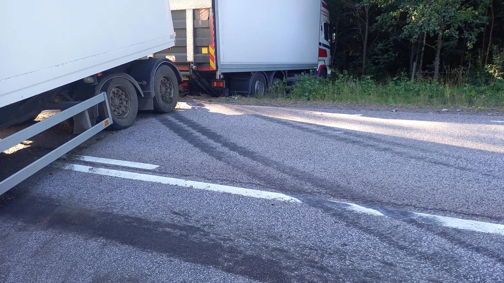 Bärgare är på väg från Jönköping för att hämta lastbilen.