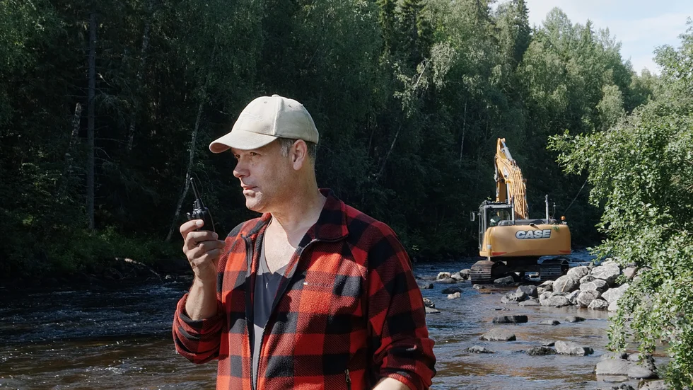 Thomas Johannson kommunicerar med Maskinisten Mattias Markström genom en walkie talkie. 