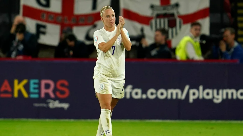 Beth Mead applåderade den engelska hemmapubliken på Bramall Lane i Sheffield efter 4–0-segern mot Sverige i EM-semifinalen. Nu väntar Tyskland i kvällens final på Wembley i London.