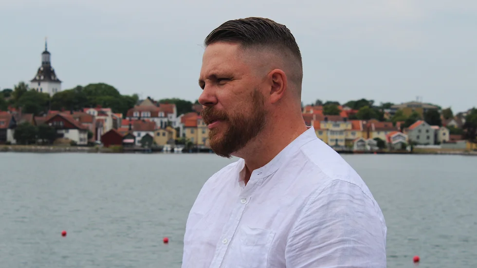 Daniel Gynnerfelt, Vänsterpartiet Västervik. Han tycker att ett länsbyte är "värt att utreda", han vill se större satsningar på lokala klimatfrågor, och "absolut inte" ha kommunala väktare.
