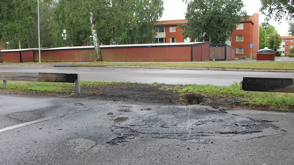 Endast den brända asfalten visade på tisdagsmorgonen var nattens bilbrand på Agneshögsgatan varit. 