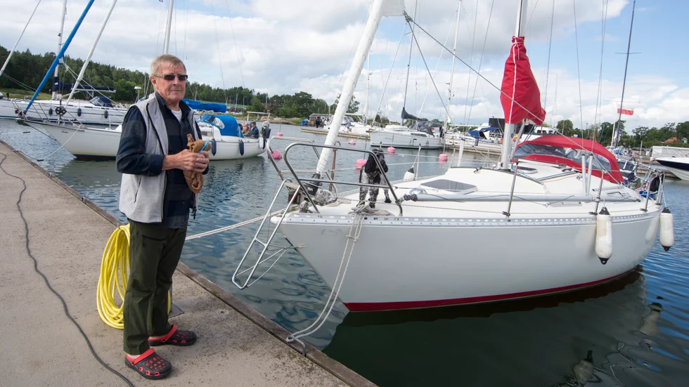 Ingvar Karlsson besökte gästhamnen i Oxelösund under färden till Götakanal. Med på båten fanns bland annat hunden Oskar.
