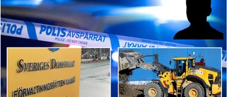 Rammade flera polisbilar med en stulen traktor – 37-åringen misstänks nu för en rad brott. Valde att tiga i rätten.