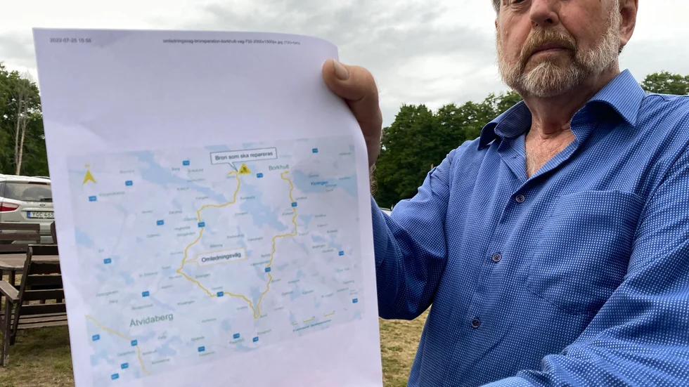 Lars Alfrid Nilsson håller upp ett papper som visar den omväg de boende kommer behöva ta. Sträckan är två mil och tar runt 40 minuter. 