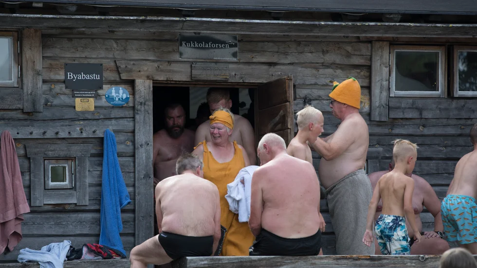 Under varje torsdagseftermiddag i juli har Terrtu Puurunen funnits på plats i Kukkolaforsens bastuby. Där har då alla som vill kunnat få prova på Aufguss. 