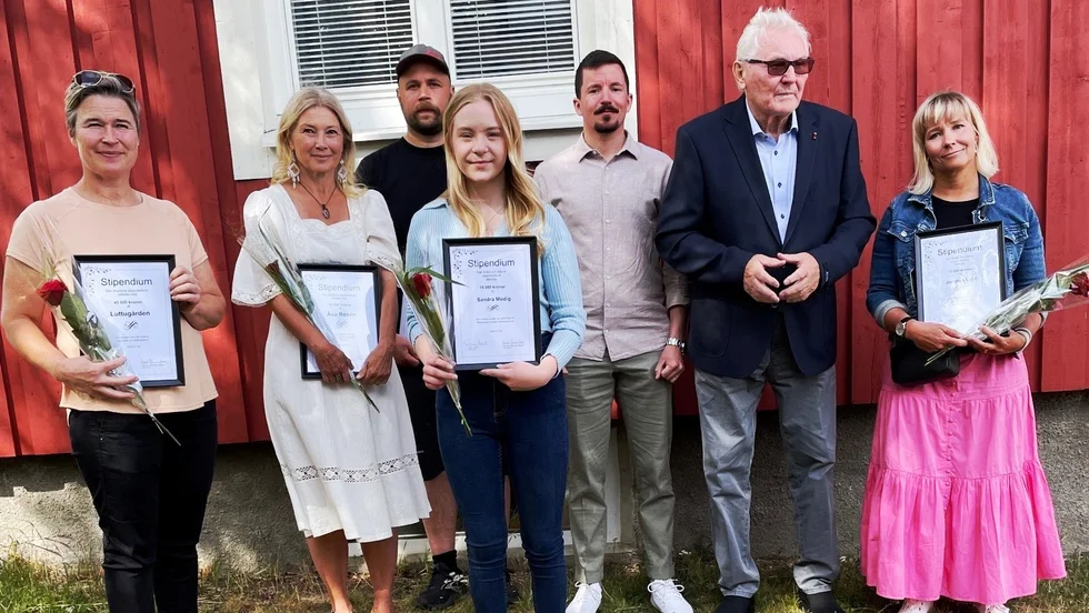 Från vänster: VIktoria Luttu Wahlberg, Åsa Rosén, ville Björk, Sandra Modig, Per Ylipuranen, Allan Lehto, Sofi Wiipa Lahti, mamma till Jonatan Lahti som var förhindrad.
